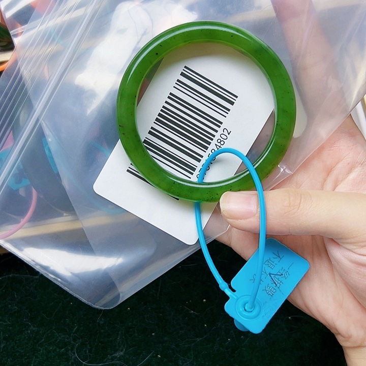 大***。未镶嵌手镯和田玉