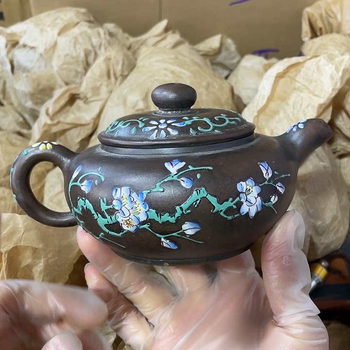 紫砂茶壶矿泥料，手工制作的一把紫砂壶。