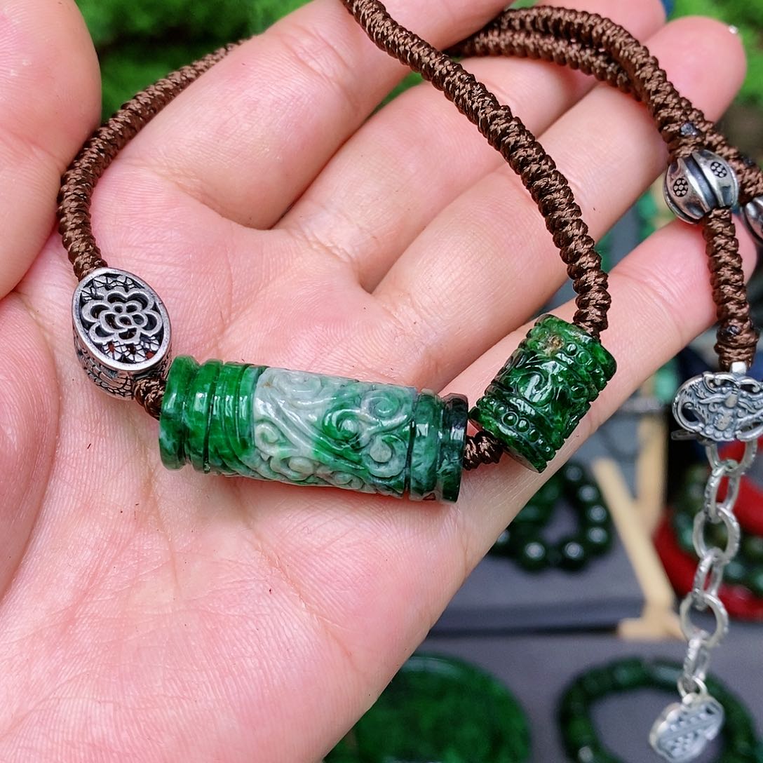 翡翠颈饰未镶嵌漂亮美眉