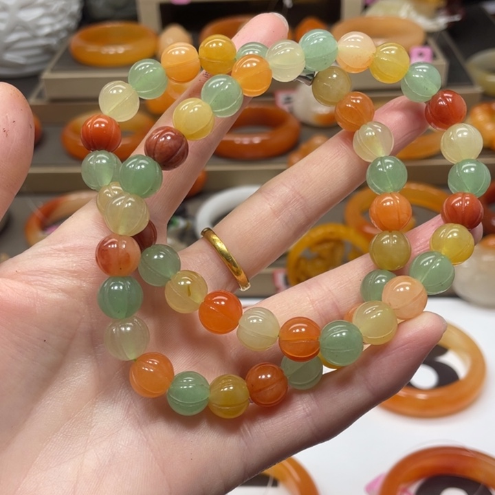 未镶嵌石英质玉（黄龙玉）手镯