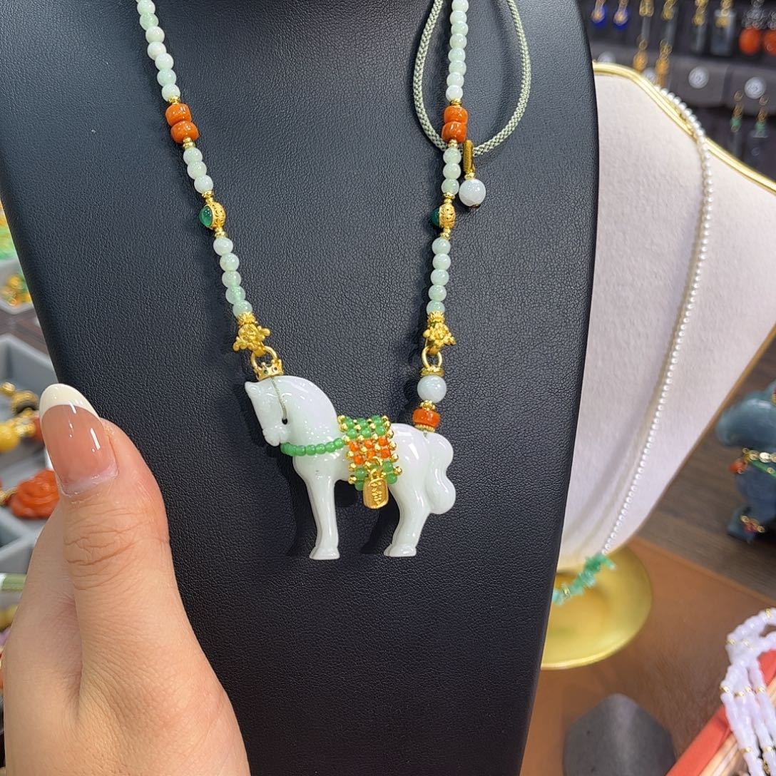 翡翠未镶嵌颈饰一马当先