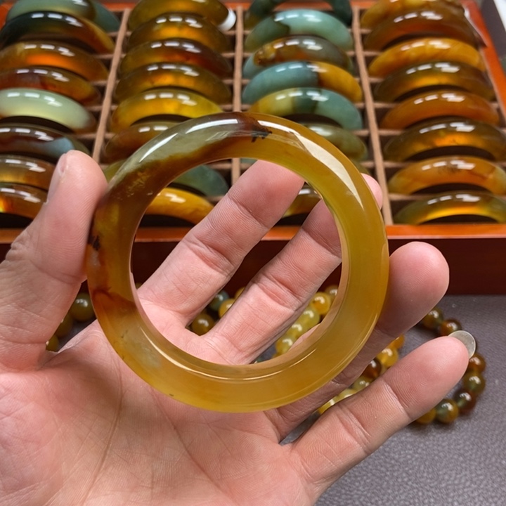 蛇纹石玉手镯未镶嵌王****）