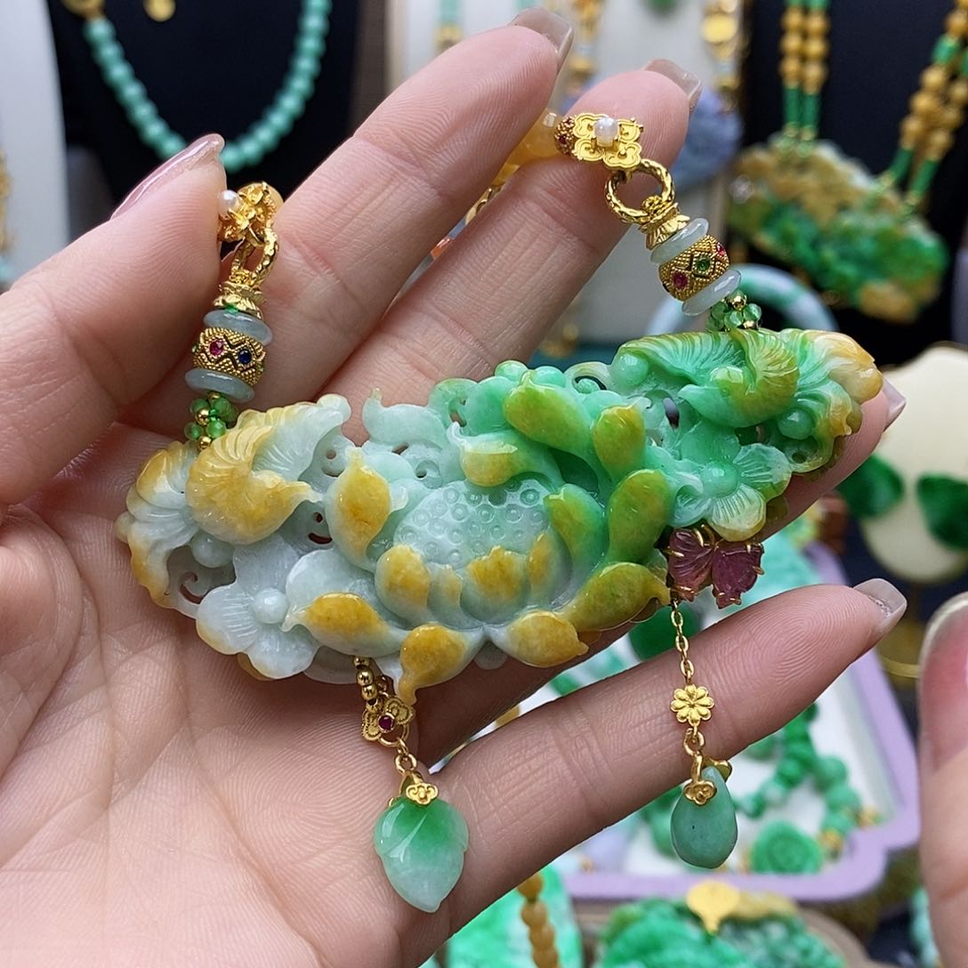 翡翠颈饰未镶嵌?天然