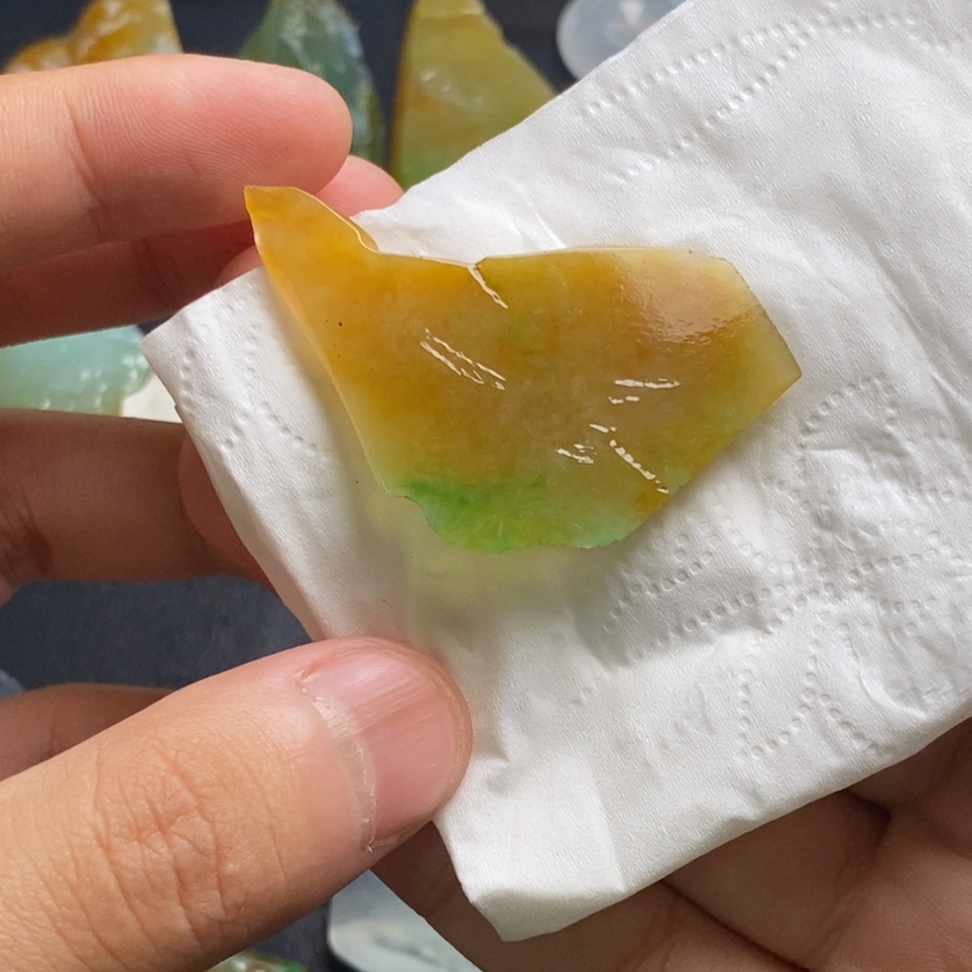 定制翡翠未镶嵌三彩黄加绿挂件料