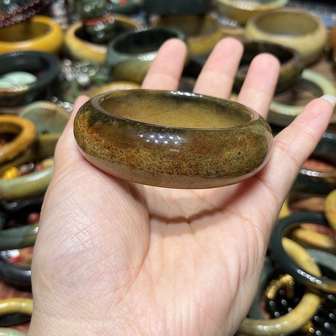 岫岩河磨玉（透闪石质玉）手镯未镶嵌水*晶