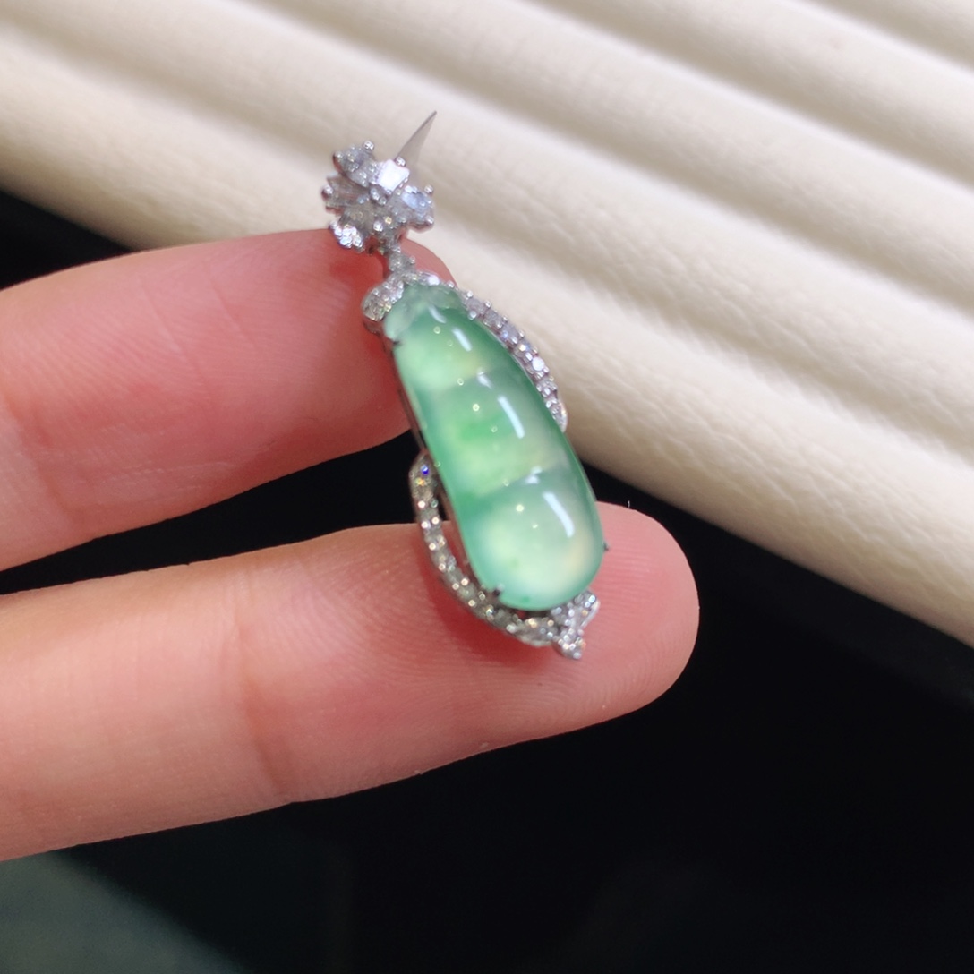 翡翠颈饰18K金镶嵌福豆