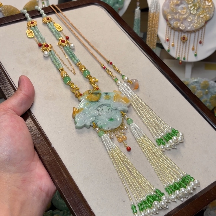 翡翠未镶嵌颈饰吊坠