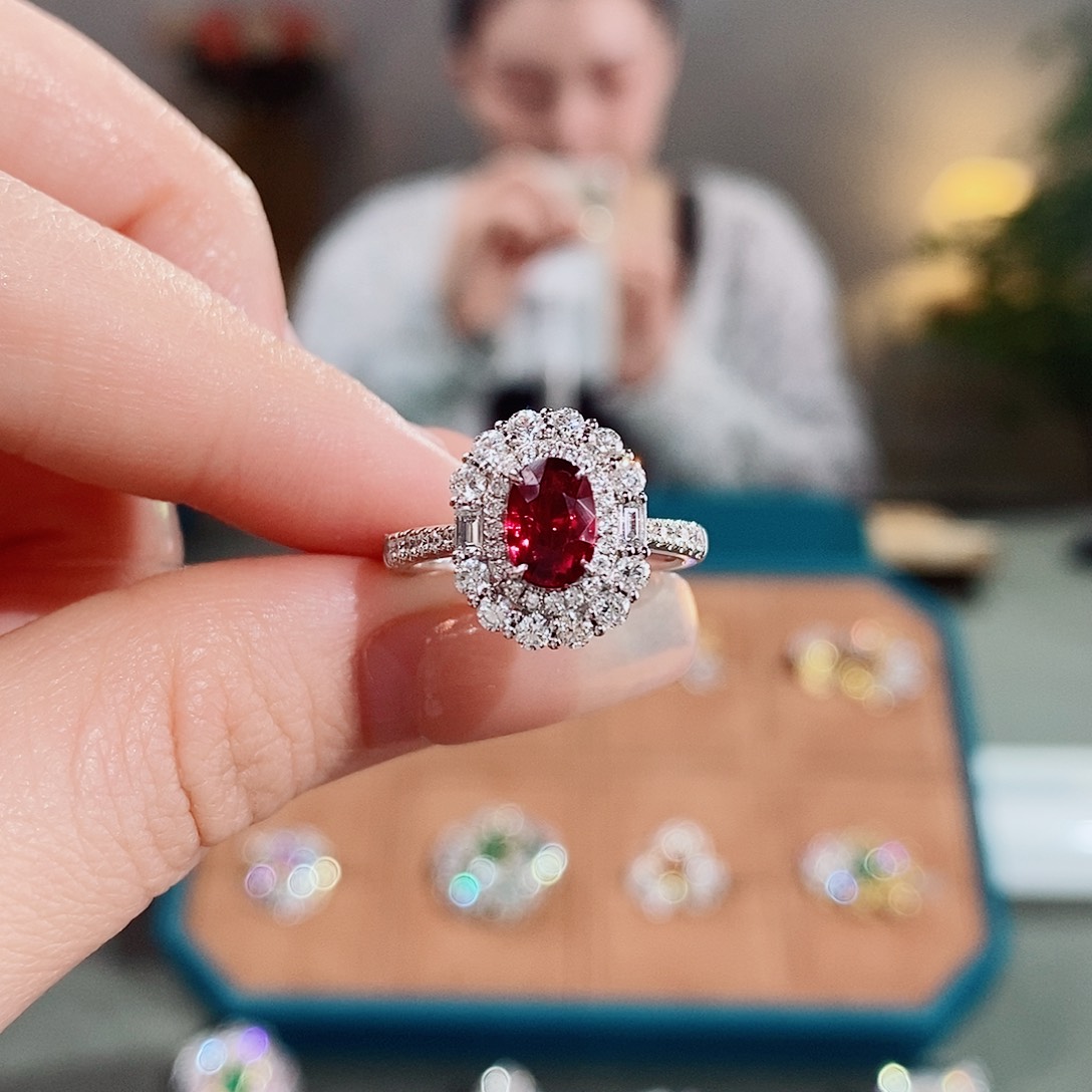 红宝石戒指18K金镶嵌1.03ct无烧鸽血红吉尔德