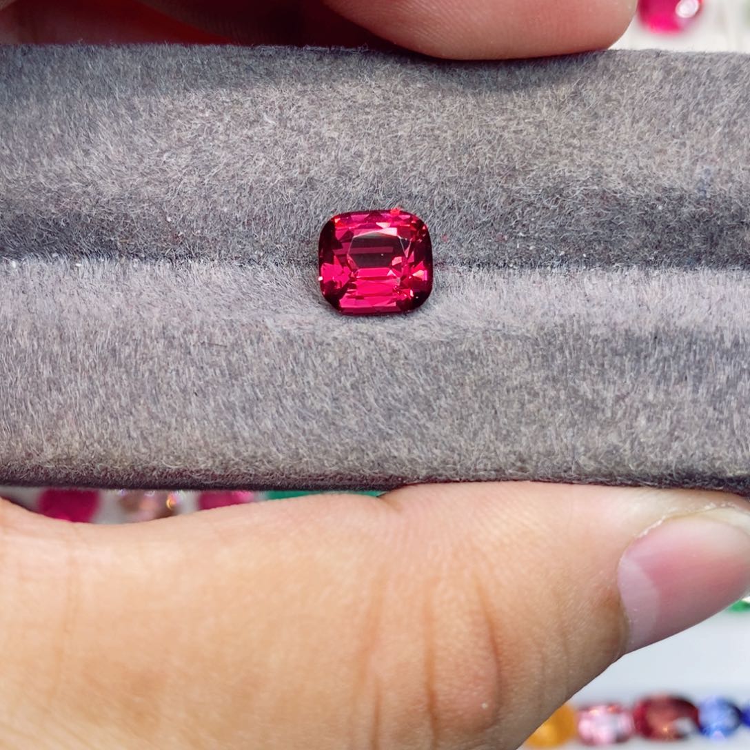 石榴石（紫牙乌）裸石未镶嵌镁铝石榴石2.76克拉