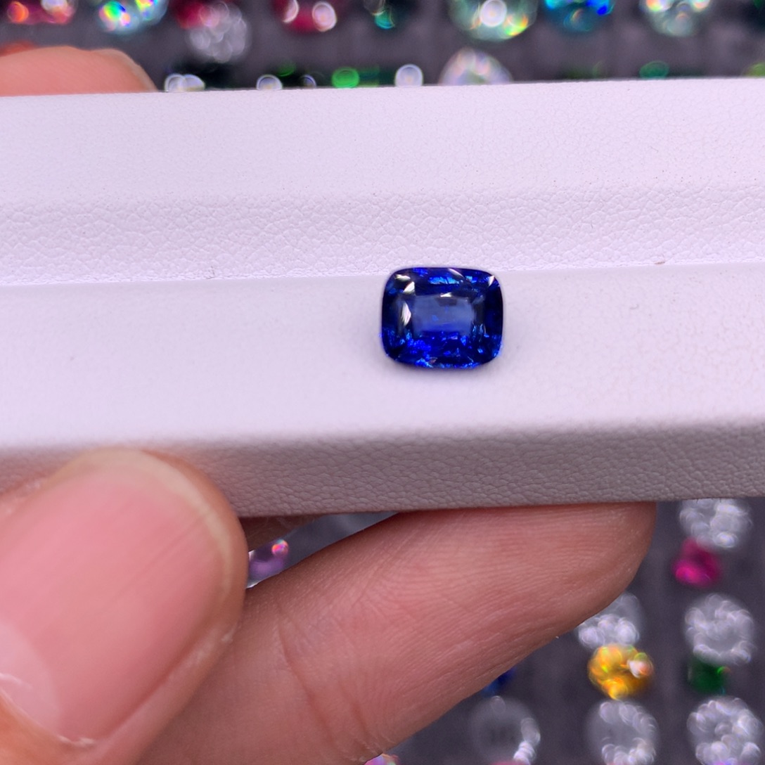 蓝宝石裸石未镶嵌