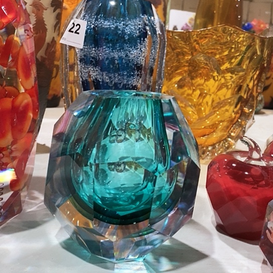 琉璃花瓶高16厘米口径3厘米