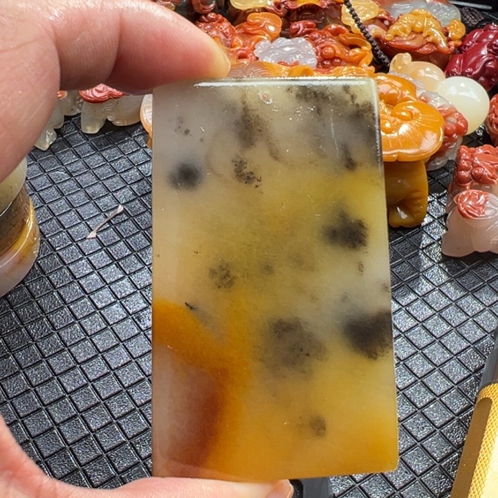 石英质玉（黄龙玉）颈饰未镶嵌