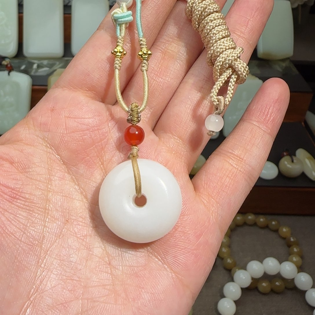 和田玉颈饰未镶嵌下***哈