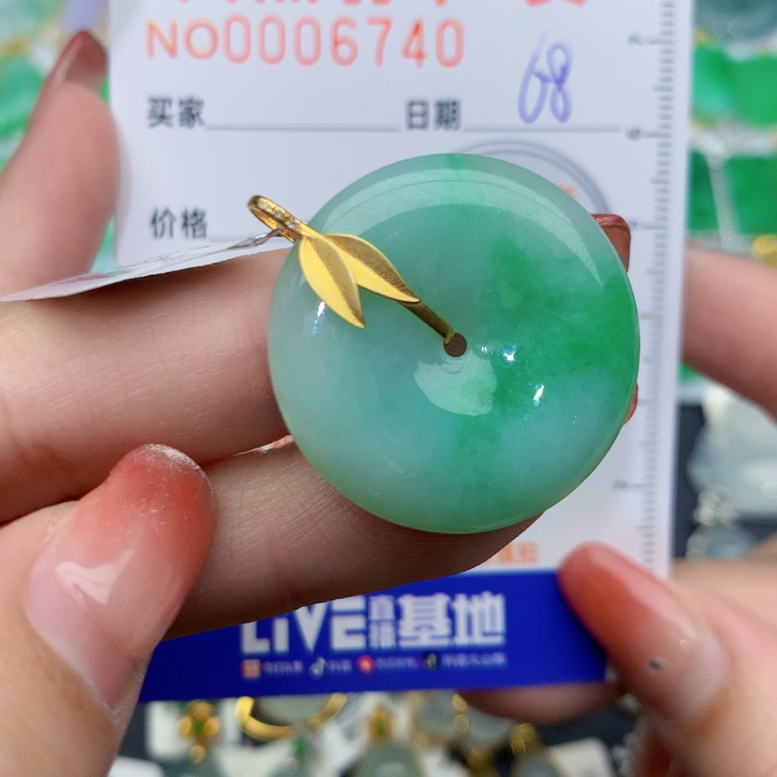 翡翠颈饰18K金镶嵌扣