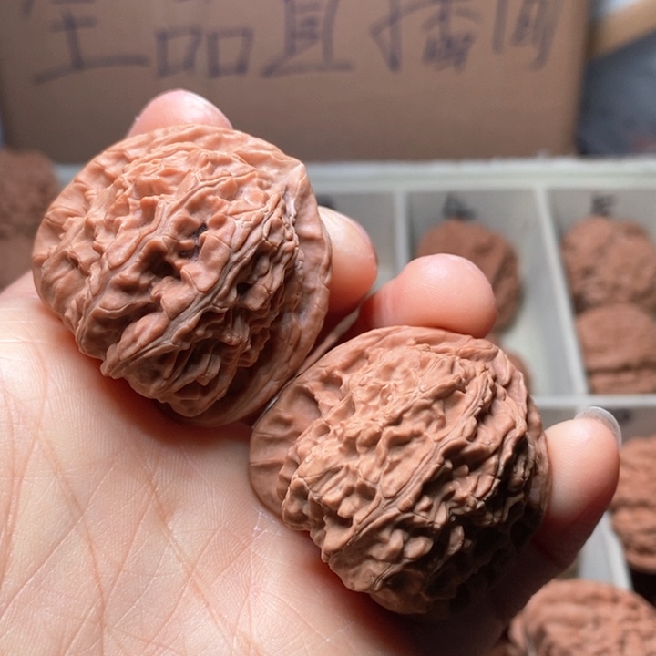 文玩核桃吊坠三角白