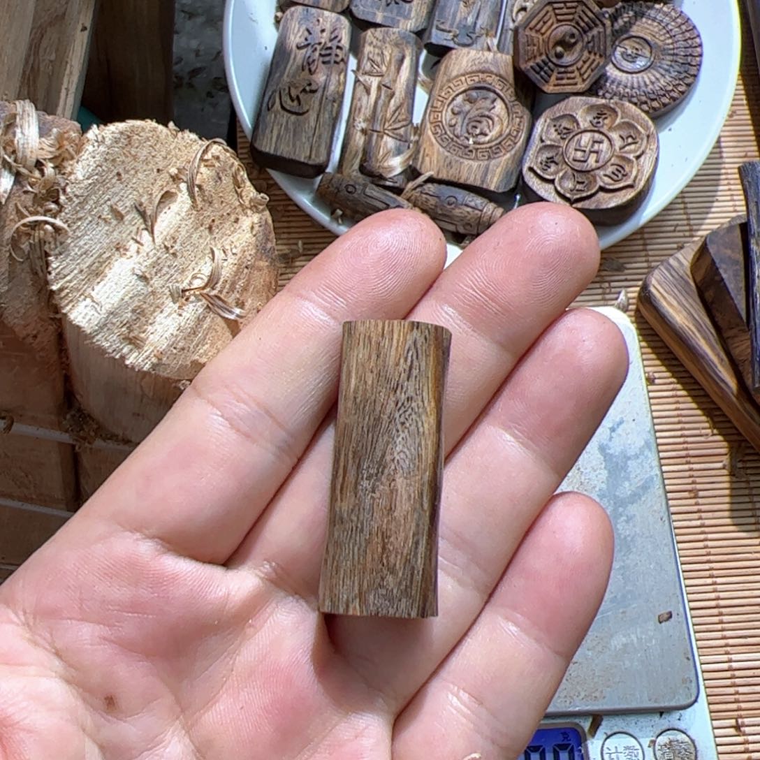 沉香吊坠陆河素牌3.2克