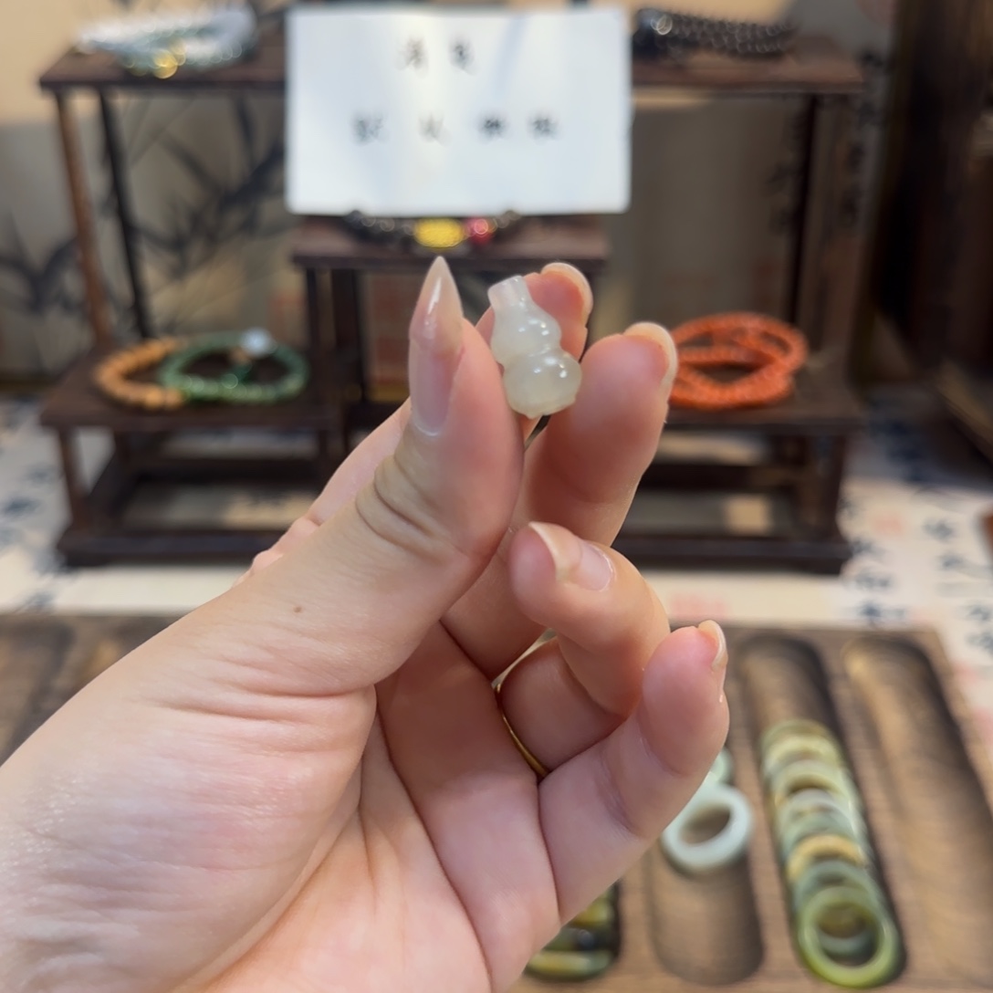 蛇纹石玉颈饰合金