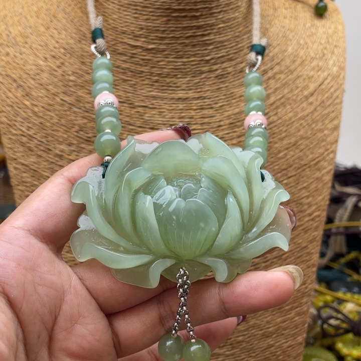 蛇纹石玉吊坠合金