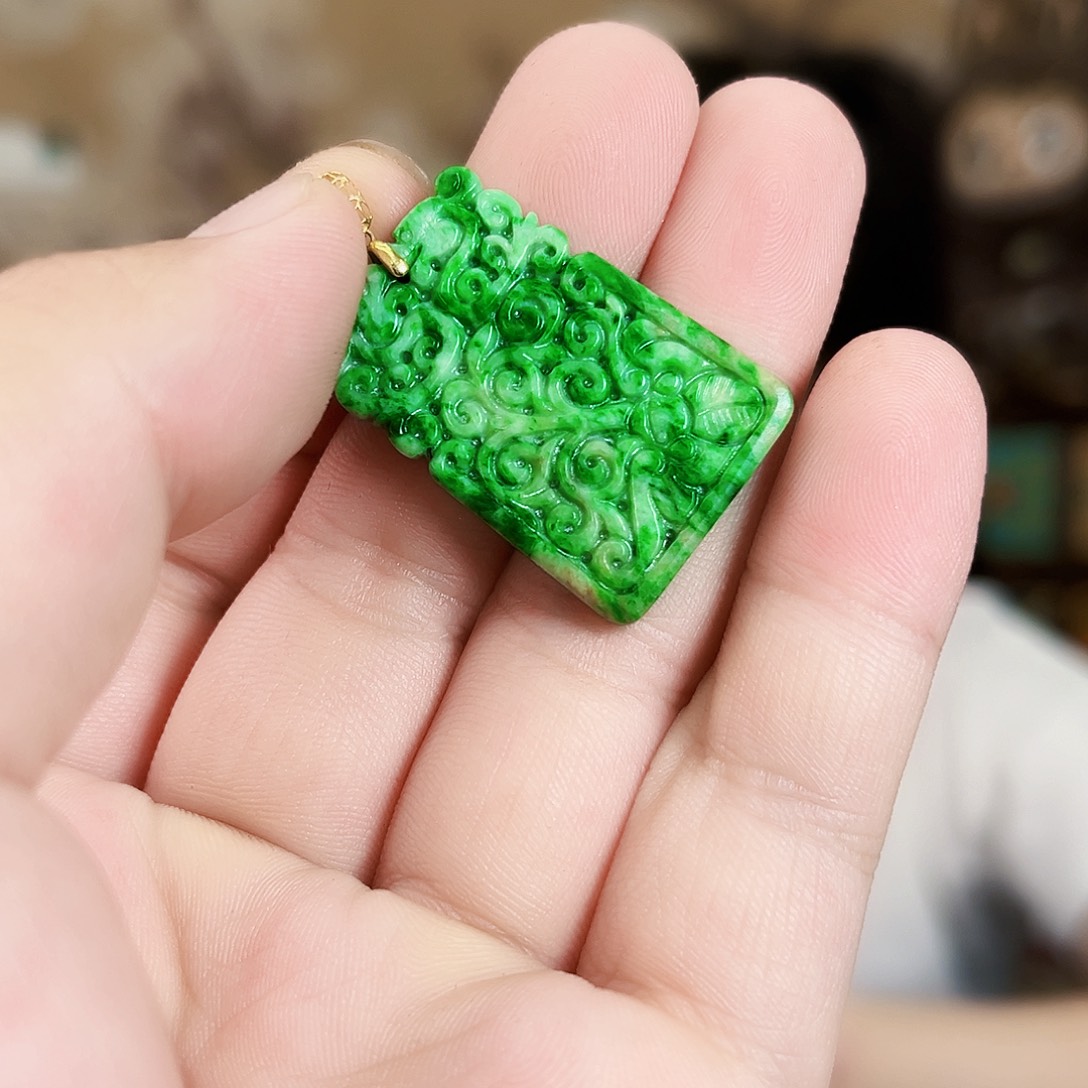 翡翠18K金镶嵌颈饰吊坠