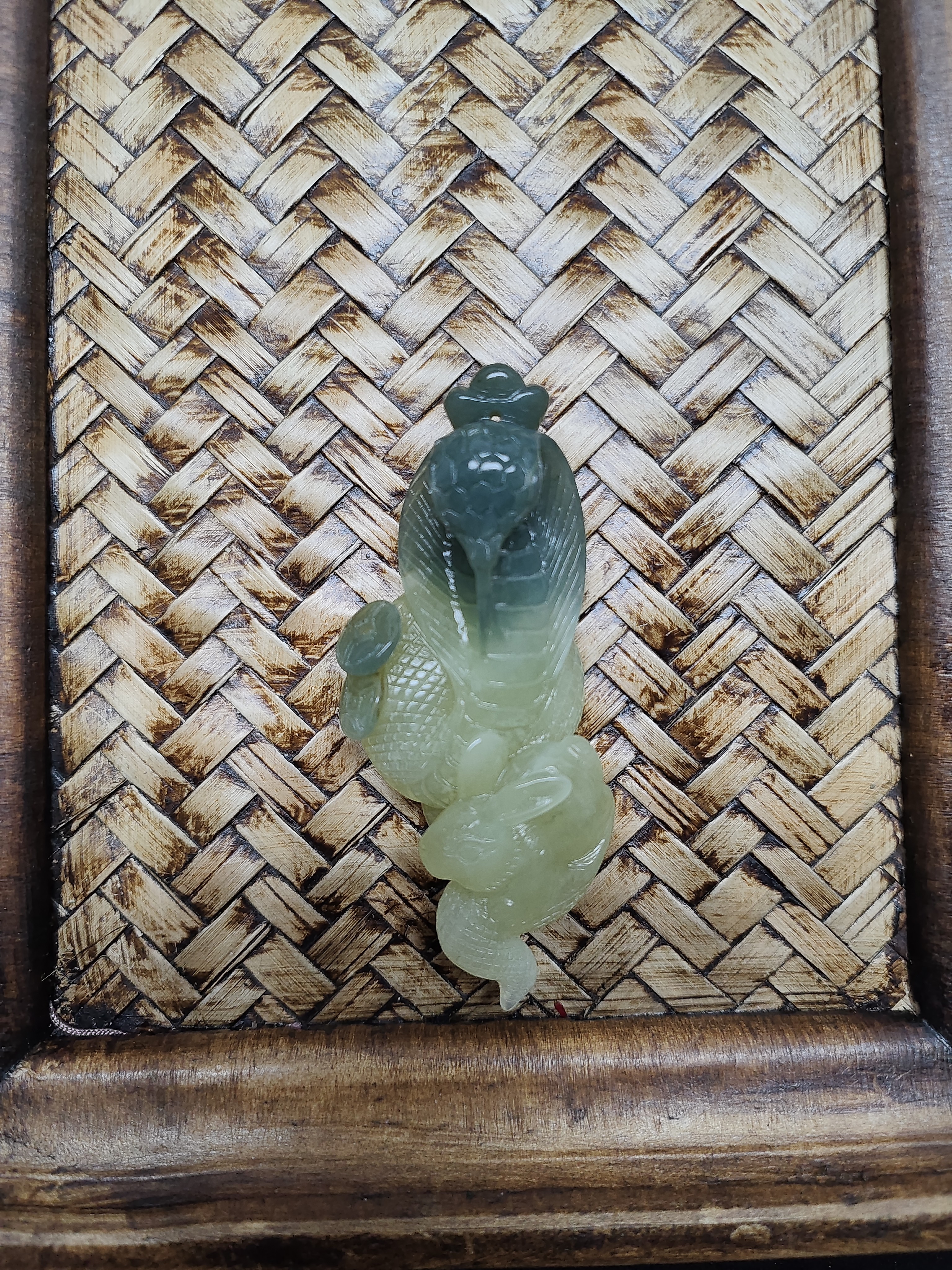 岫玉，花玉俏色巧雕，蛇盘兔，颈饰