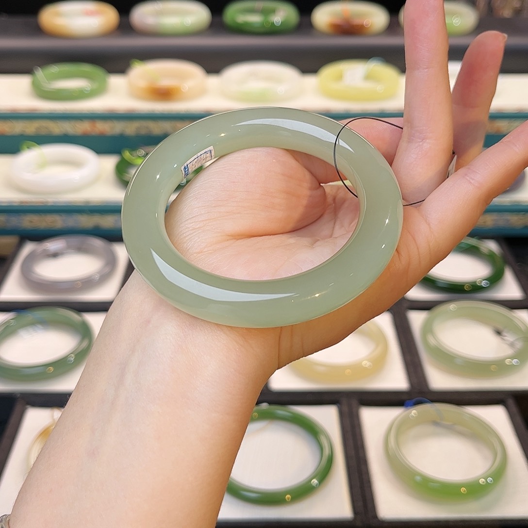 和田玉手镯未镶嵌 冰底绿晴