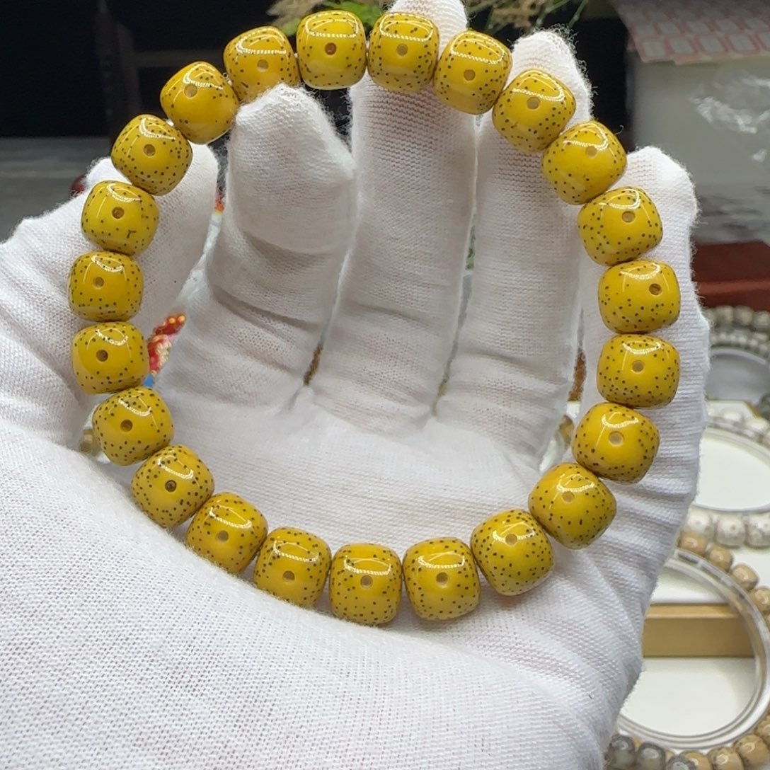 啷***啷星月菩提手串鸡油黄10×9一朵果
