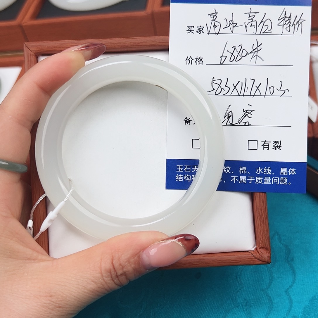 和田玉手镯未镶嵌