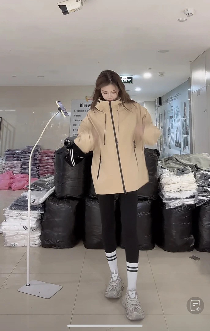 【柒汐】推荐春季宽松休闲连帽冲锋衣外套9070