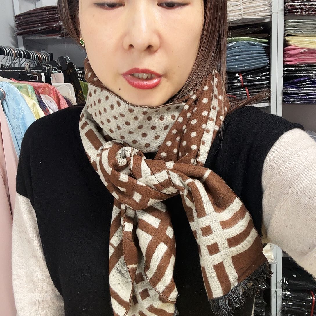 波点卡其色围巾一条