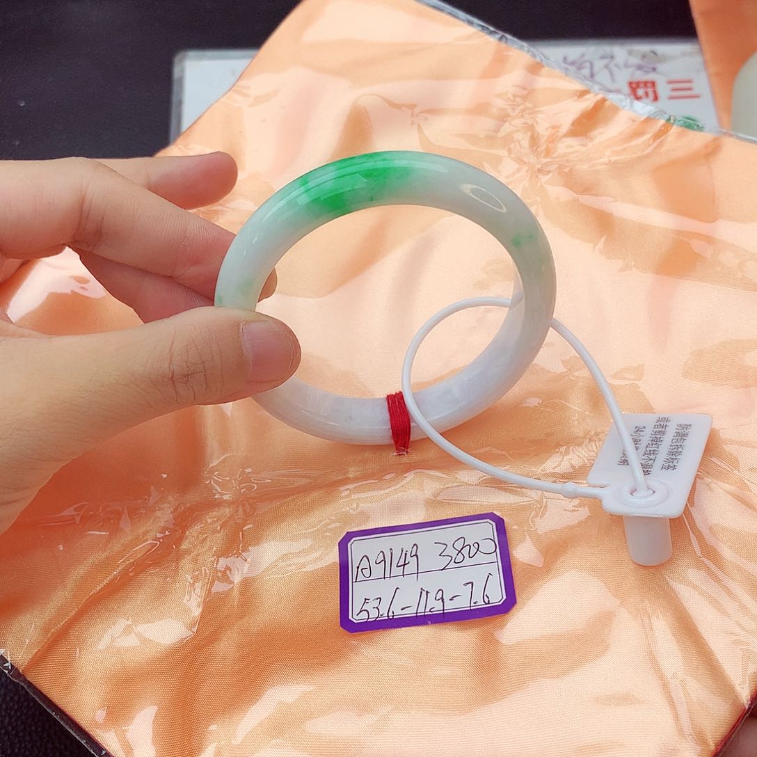 翡翠手镯未镶嵌翡翠