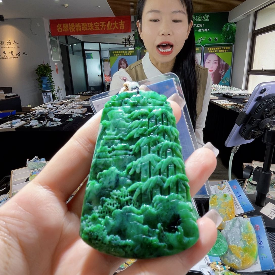 颈饰未镶嵌翡翠一个