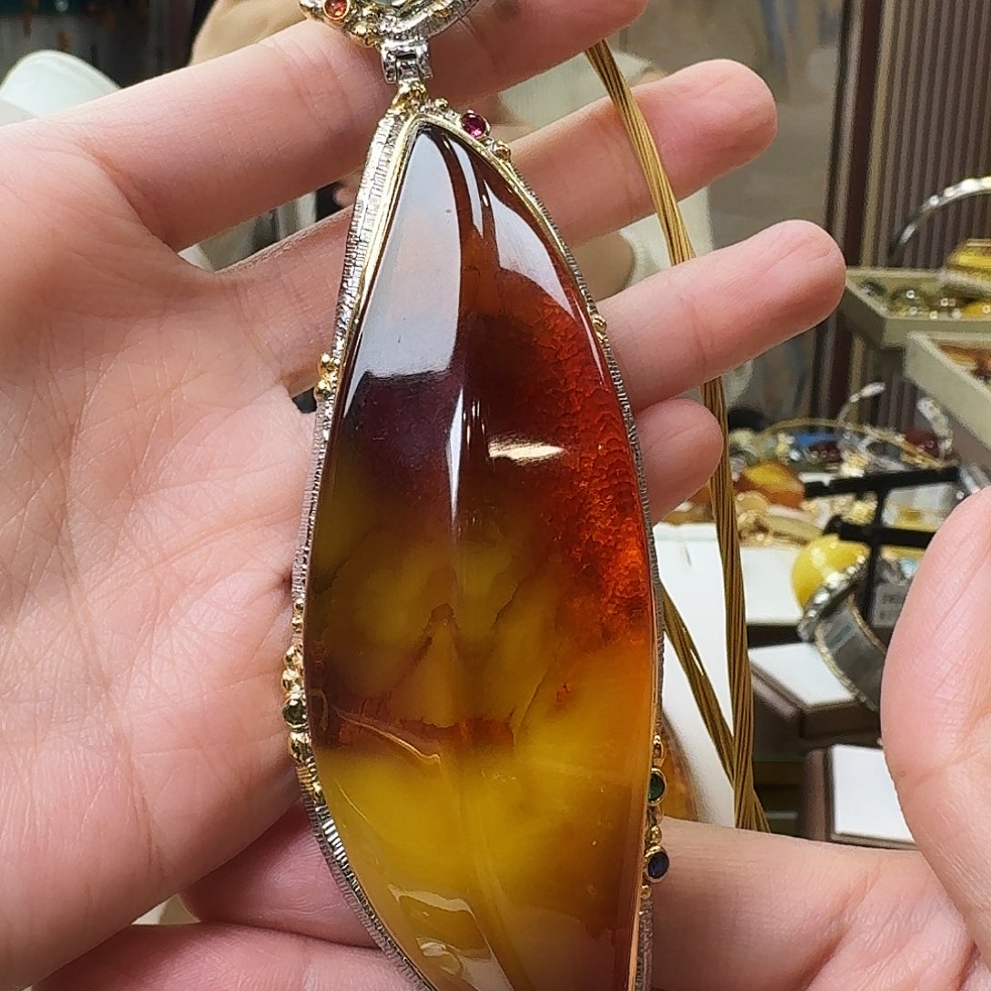 琥珀未镶嵌颈饰吊坠