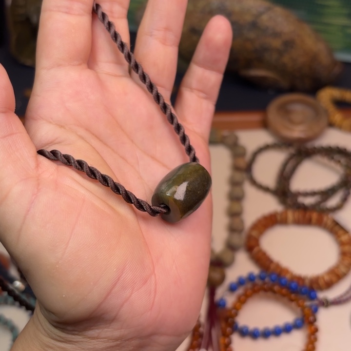 颈饰未镶嵌岫岩河磨玉（透闪石质玉）