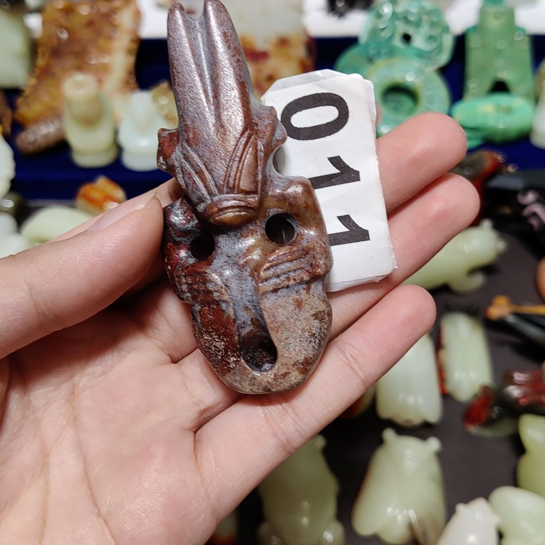 透闪石质玉未镶嵌颈饰