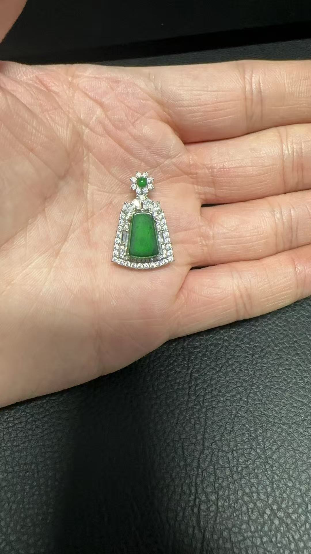 天然翡翠满色无事牌