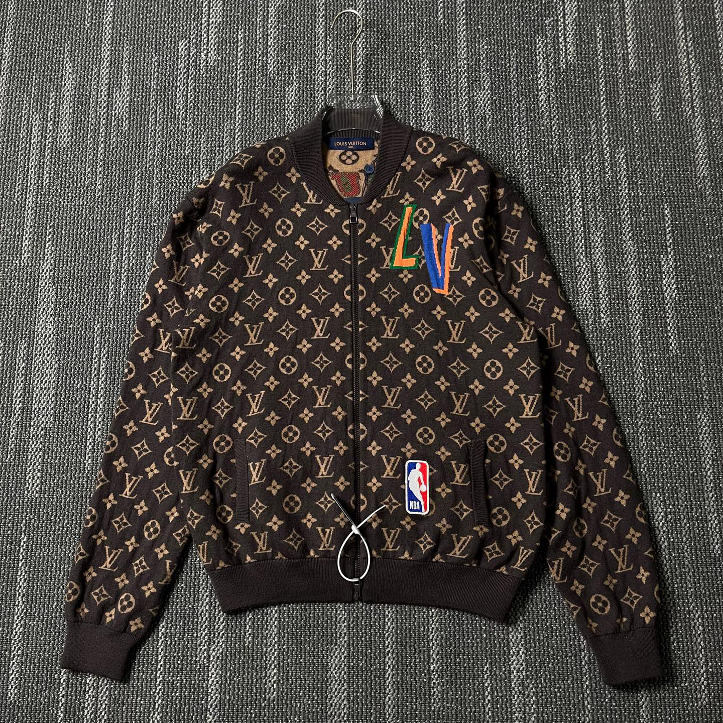 95新 LouisVuitton/路易威登 联名NBA三花满印针织开衫/M码/3315