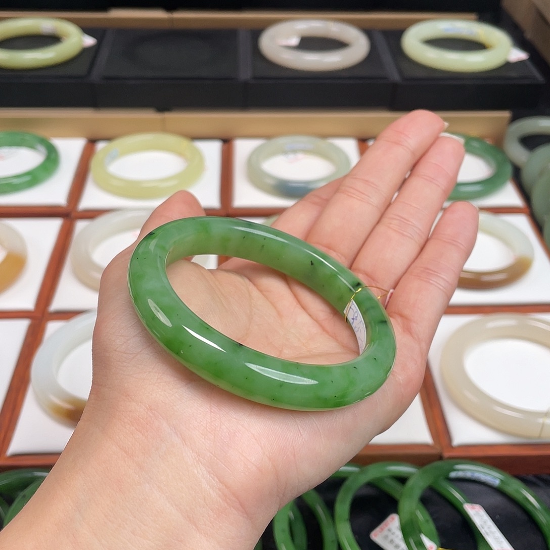 和田玉未镶嵌手镯-苹果绿
