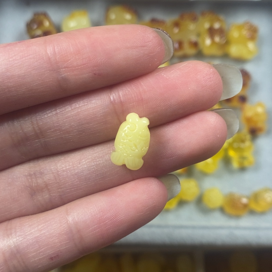琥珀裸石未镶嵌鱼