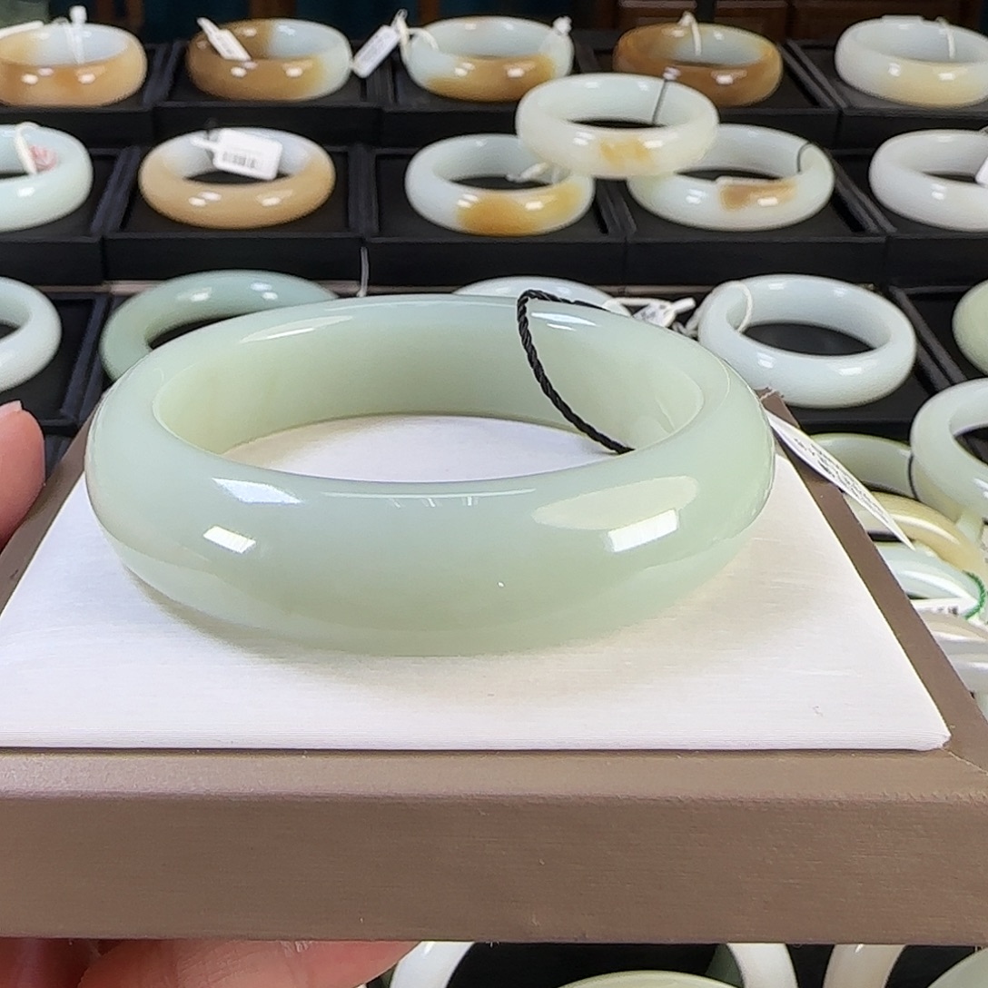 小***崽和田玉未镶嵌手镯