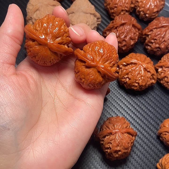 劝***.木质类37白狮子。    手捻。  