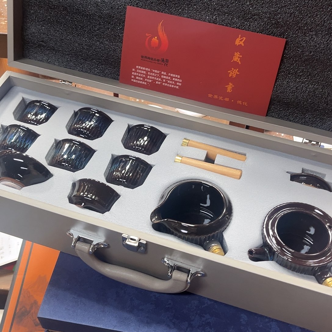 孤品茶具套装等。       