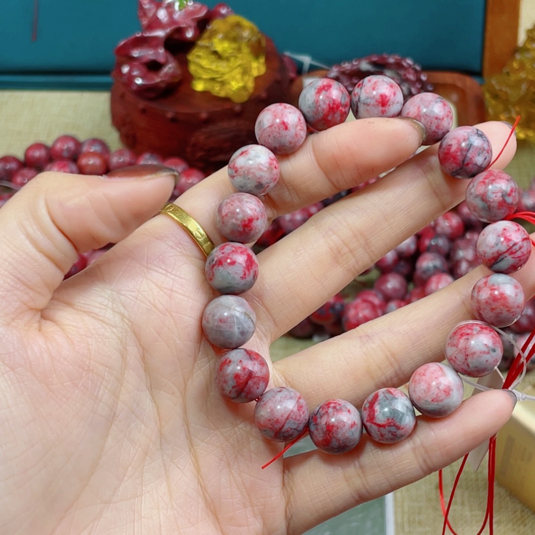 沉***语天然辰砂天然原石手串