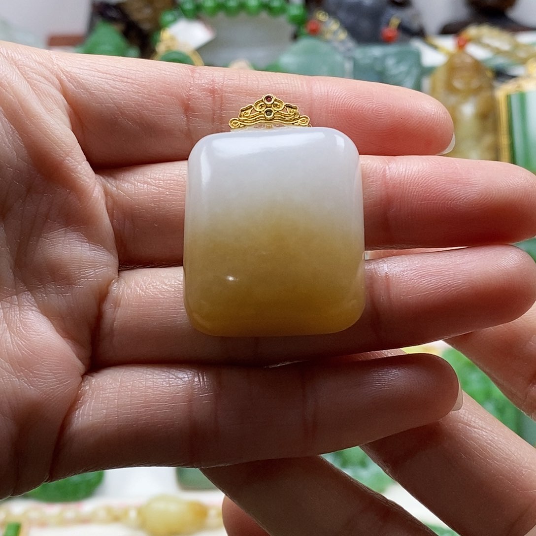 和田玉（糖玉）颈饰18K金镶嵌佛**生