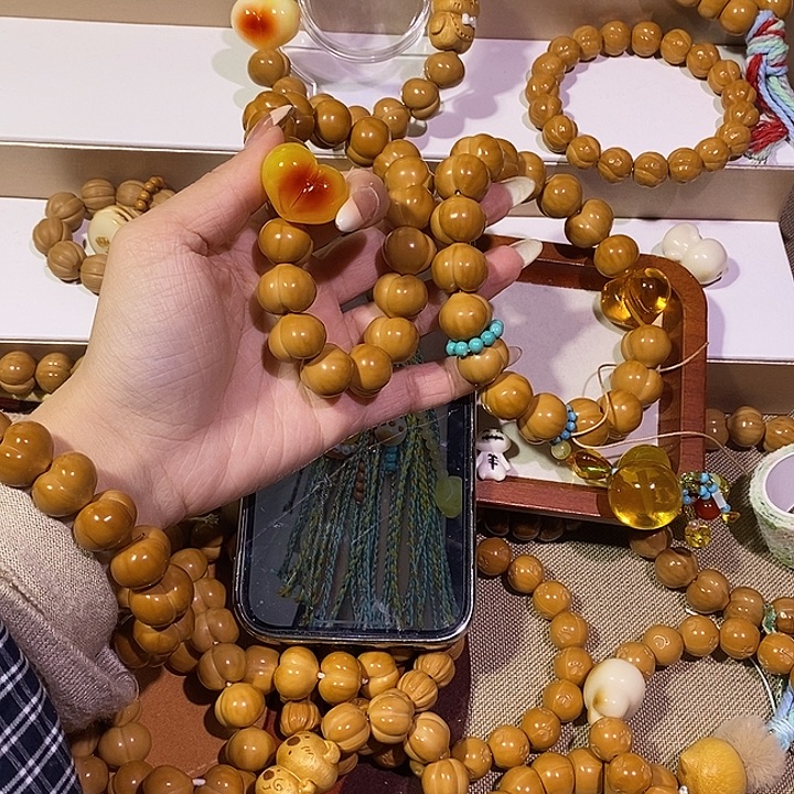 林***.吊坠猴头核桃猴头手持黄色阿呆