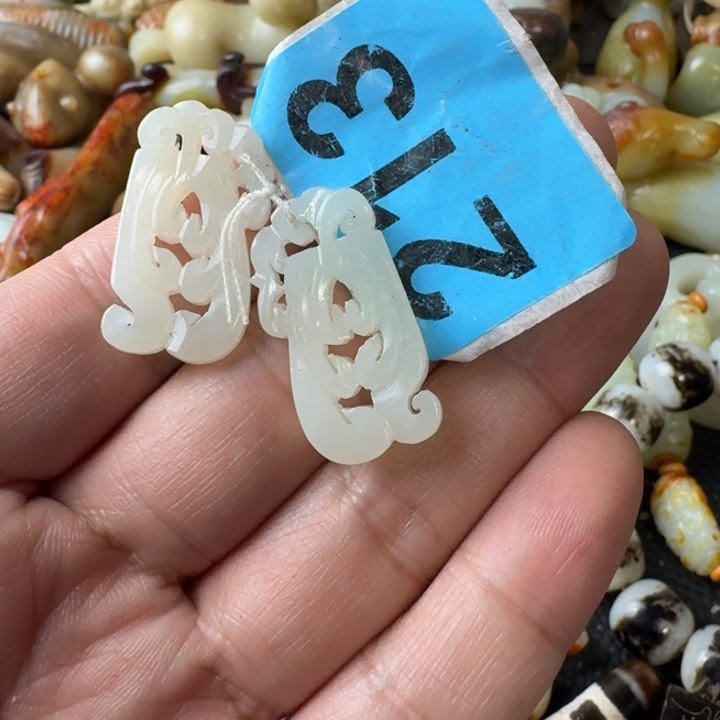 大***u和田玉未镶嵌颈饰