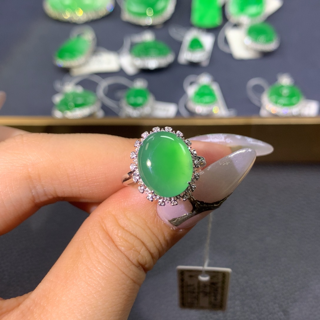 翡翠戒指18K金镶嵌翡翠