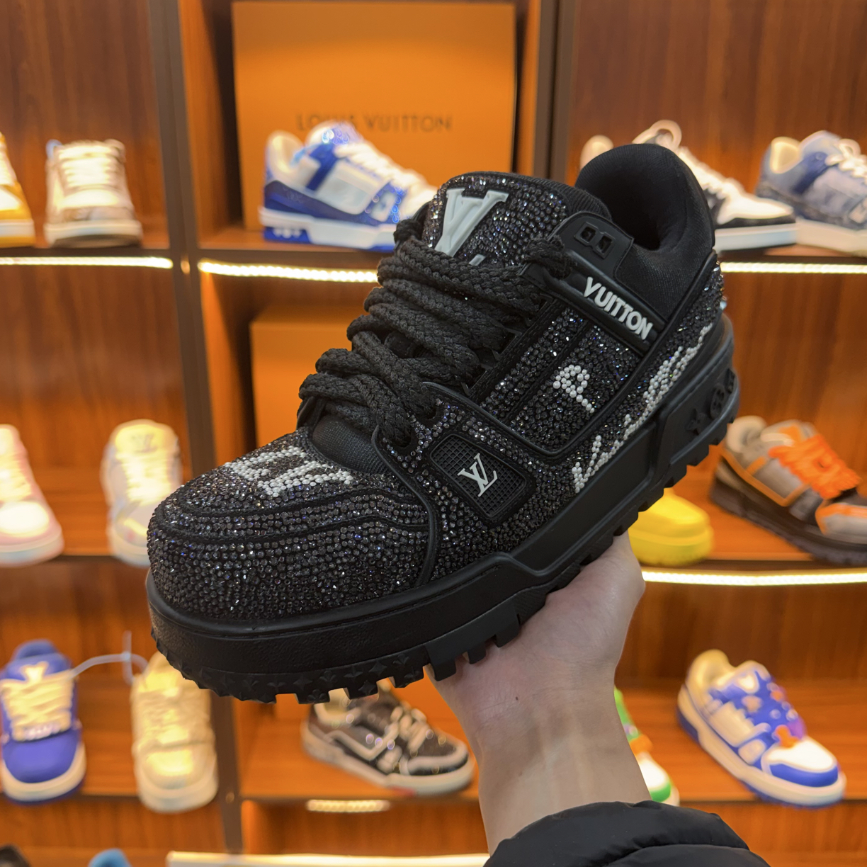 99新 LouisVuitton/路易威登 41码 秀款trainer黑色满钻胖丁