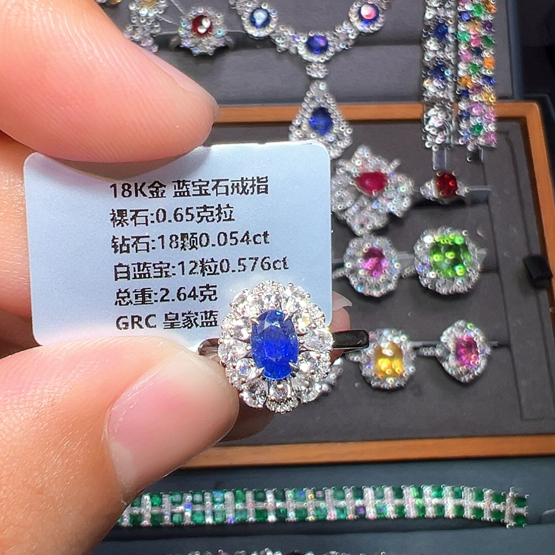 18K金镶嵌蓝宝石戒指