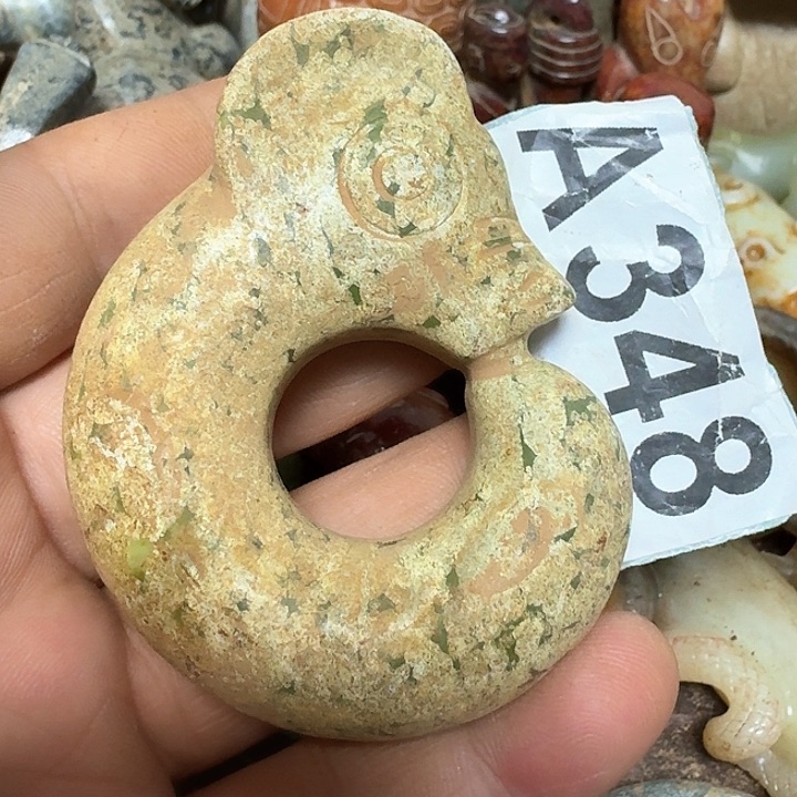 蛇纹石玉颈饰未镶嵌