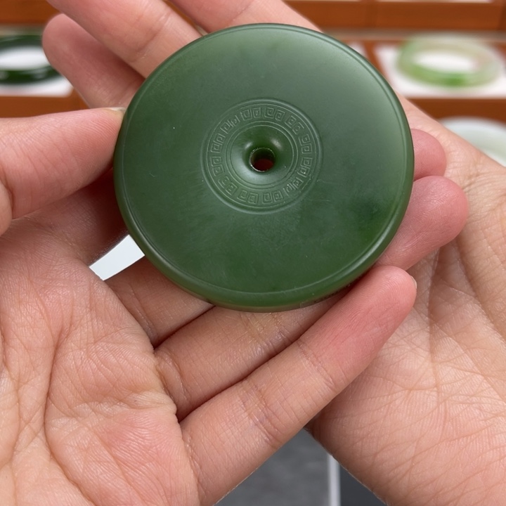 和田玉颈饰未镶嵌乘***?